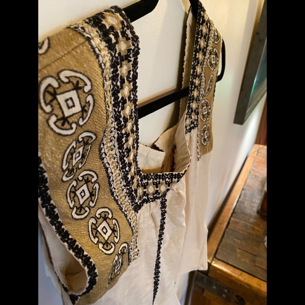 Embroidered Blouse - Picture 3 of 4